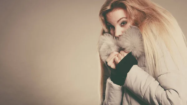 Mujer feliz vistiendo chaqueta peluda caliente invierno —  Fotos de Stock