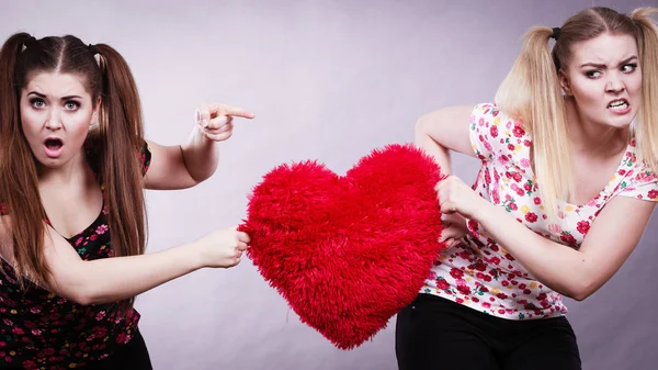 Deux femmes agressives se disputant le combat tenant le cœur — Photo