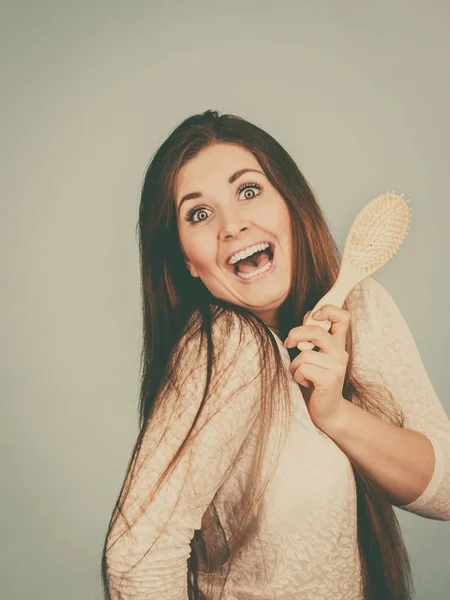 Mujer feliz cepillándose el pelo —  Fotos de Stock