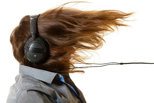 Мужчина слушает музыку в наушниках, развевающиеся волосы — стоковое фото