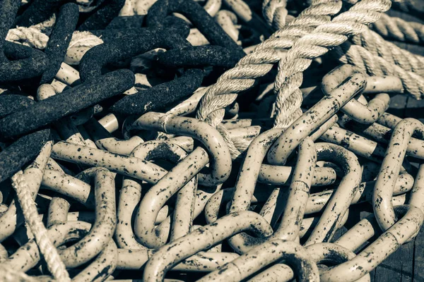 Szczegółowe blisko górę stosu łańcuchy i liny — Zdjęcie stockowe