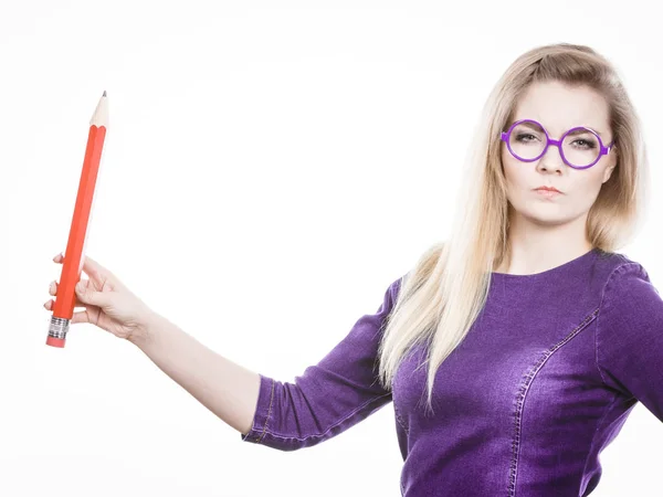 Ernste Frau hält großen Bleistift in der Hand — Stockfoto