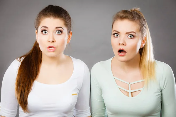 Deux femmes choquées et étonnées — Photo