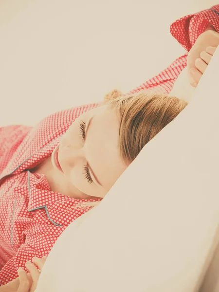 Vrouw slapen in bed op rug — Stockfoto