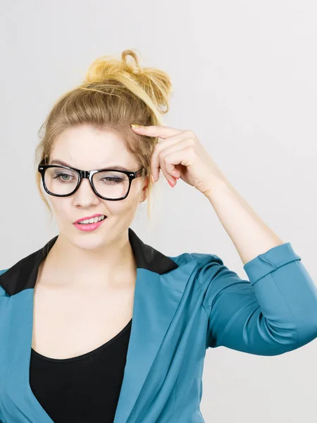 Mujer de negocios pensamiento intensivo — Foto de Stock