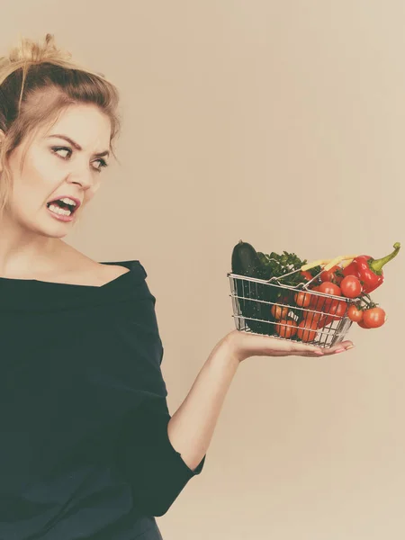 Mujer con verduras, expresión negativa de la cara —  Fotos de Stock