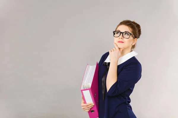 Mujer de negocios enfocada sosteniendo carpeta con documentos — Foto de Stock