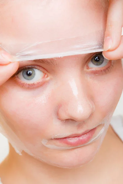 Donna rimozione peeling facciale off maschera . — Foto Stock