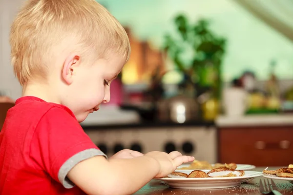 Malý chlapec jíst palačinky pro breaktfast — Stock fotografie