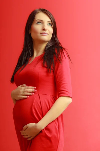 Hamile bir kadının karnına yakın çekim. — Stok fotoğraf