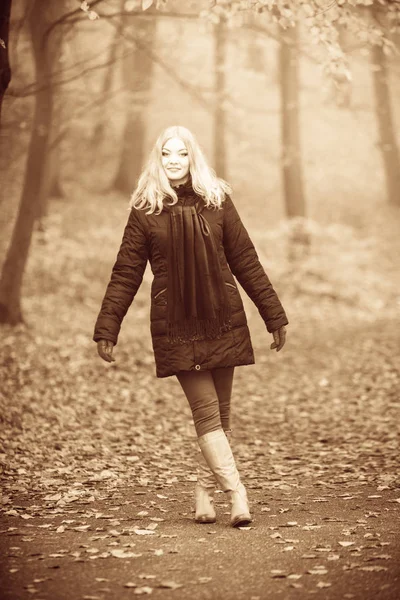 Menina está andando pelo parque . — Fotografia de Stock