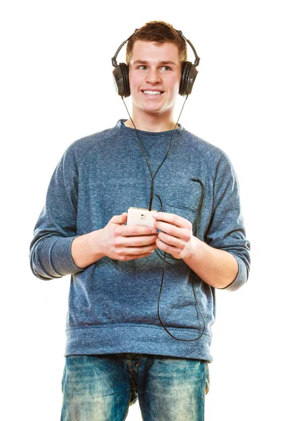 Молодой человек с наушниками — стоковое фото