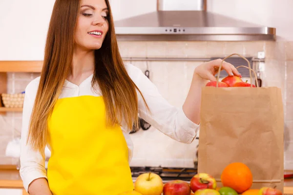 Ama de casa mujer en la cocina con muchas frutas — Foto de Stock