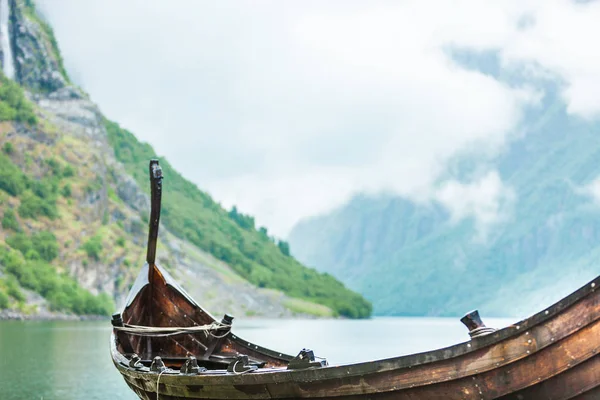 Oude houten vikingboot in de Noorse natuur — Stockfoto