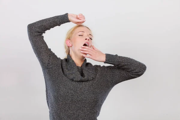 Slaperig, vermoeid, geeuwen vrouw armen — Stockfoto