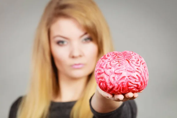 Mujer sosteniendo cerebro teniendo idea — Foto de Stock