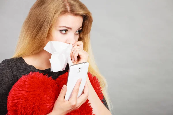 Triste donna dal cuore spezzato che guarda il suo telefono — Foto Stock