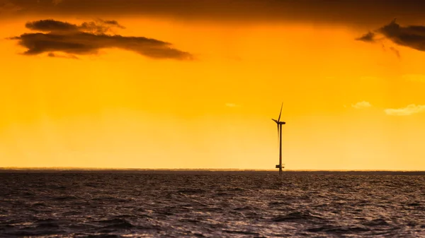 Exploração de turbinas eólicas no Mar Báltico, Dinamarca — Fotografia de Stock