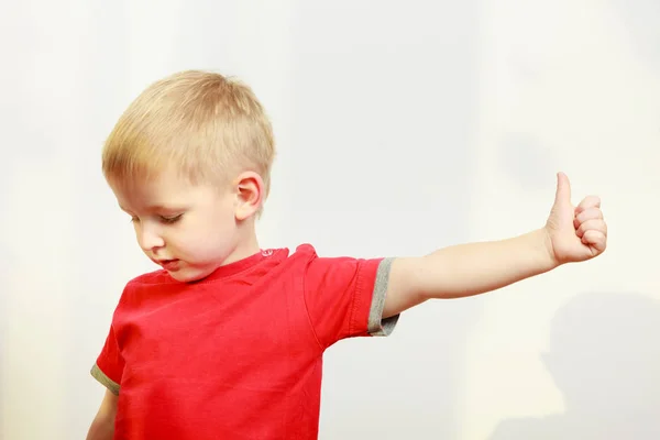 Μικρό αγόρι παίζει δείχνει τον αντίχειρα επάνω χειρονομία — Φωτογραφία Αρχείου