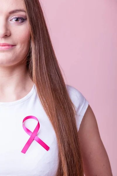 Ruban de cancer rose femme sur la poitrine — Photo