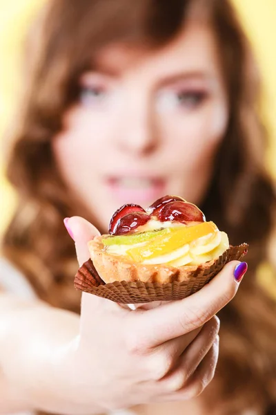 Torta di cupcake in mano alla donna. Alimenti dolci . — Foto Stock