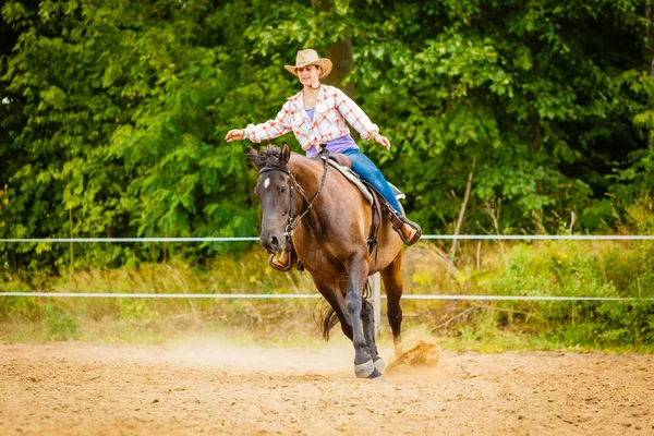 Cowgirl gör häst ridning på landsbygden äng — Stockfoto