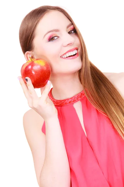 Mulher encantadora menina maquiagem colorida detém fruta de maçã — Fotografia de Stock