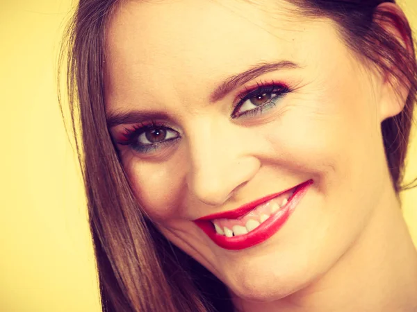 Mujer atractiva sonriente con maquillaje completo —  Fotos de Stock