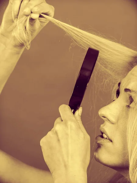 Mujer mirando el cabello a través de lupa —  Fotos de Stock