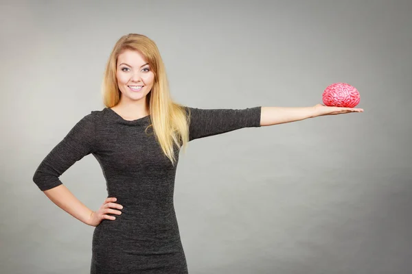 Mujer sosteniendo cerebro teniendo idea — Foto de Stock