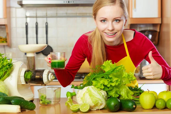 Žena v kuchyni dělat šťávy zeleninové smoothie — Stock fotografie