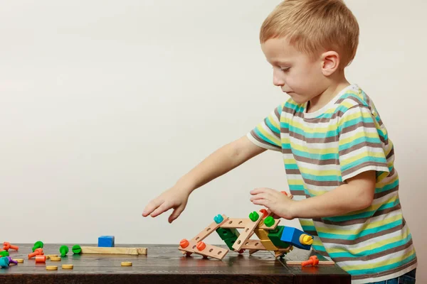 Маленький хлопчик грає з іграшками розважається — стокове фото