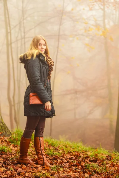 霧の日に公園を歩く女性 — ストック写真