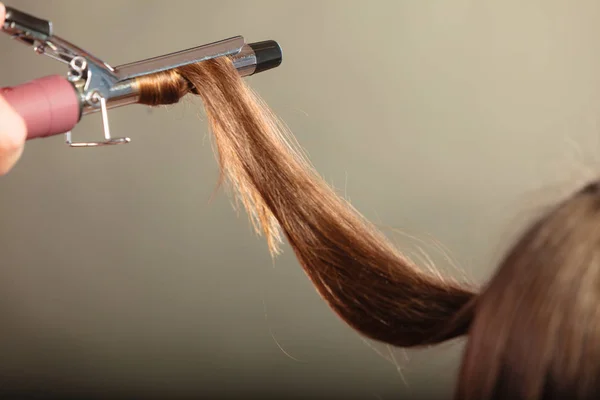 Genç bir kadın için stilist kıvırcık saç. — Stok fotoğraf