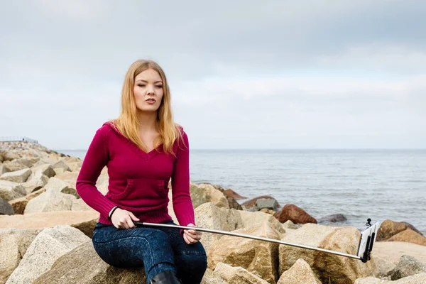 Vrouw op stenen in de buurt van de zee — Stockfoto