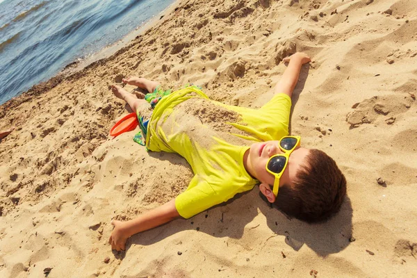 Junge hat Spaß am Meer. — Stockfoto