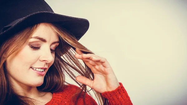 Smiling pretty girl with brown hair and black hat. — Stock Photo, Image