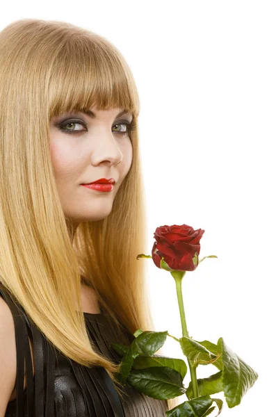 Mujer hermosa chica oscuro maquillaje sostiene rosa flor —  Fotos de Stock