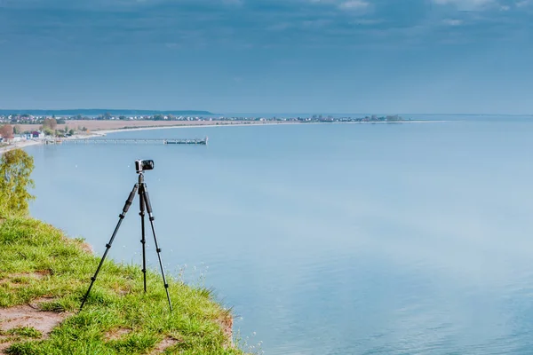 Camera met statief op kustplaats cliff — Stockfoto