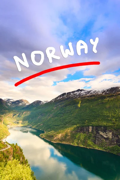 Vue sur le Geirangerfjord depuis le point de vue de Flydasjuvet Norvège — Photo