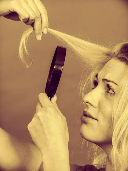 Mujer mirando el cabello a través de lupa — Foto de Stock