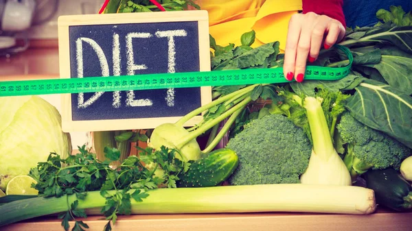 Frau in Küche mit grünem Diät-Gemüse — Stockfoto