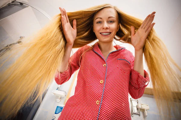 Femme montrant ses longs cheveux blonds — Photo