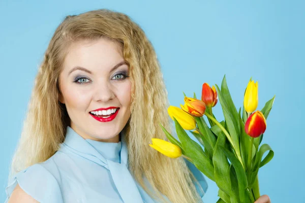 Mujer bonita con tulipanes rojos amarillos — Foto de Stock