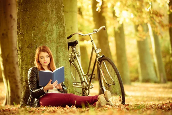 Señora leyendo bajo el árbol . — Foto de Stock