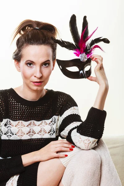Frau mit Karnevalsmaske sitzt auf Sofa — Stockfoto