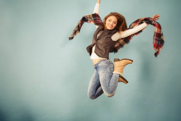 Femme mode automne fille saut, voler dans l'air sur bleu — Photo