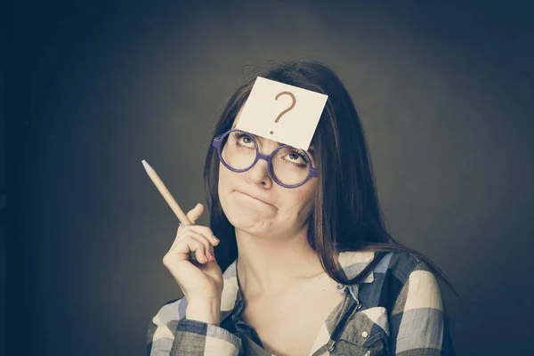 Mujer pensando signo de interrogación en su cabeza —  Fotos de Stock