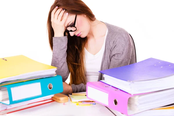 Femme fatiguée avec pile de dossiers documents — Photo