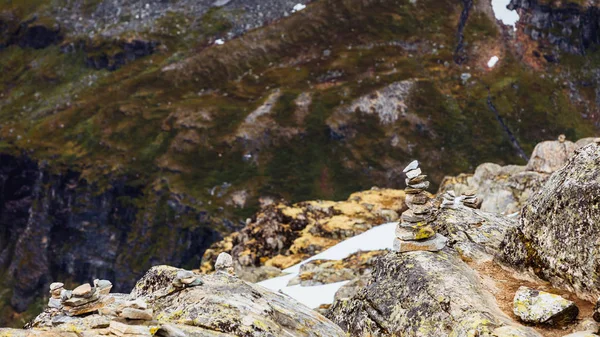 Stone zásobníku a skalnaté vrcholky hor, Dalsnibba Norsko — Stock fotografie